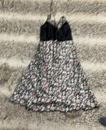 Blumenmusterkleid mit schwarzem Spitzenoberteil