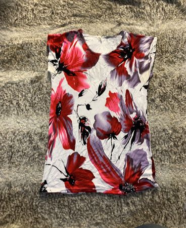 Weißes T-Shirt mit Blumenmuster