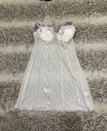 Durchsichtige weiße Chemise mit lila Akzenten