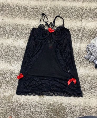 Schwarzes Spitzen-Babydoll mit roten Schleifen