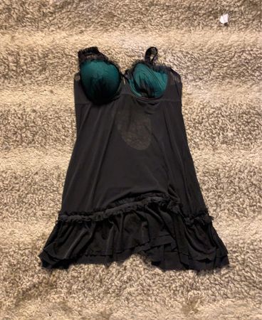 Schwarze Chemise mit türkisfarbenen BH-Cups
