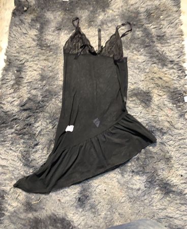 Babydoll-Chemise mit schwarzem Spitzenbesatz