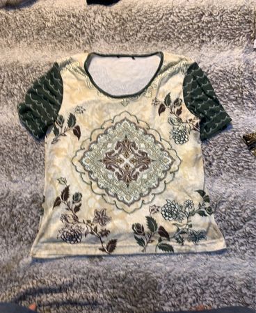 T-Shirt mit kunstvollem Blumenmuster und grünen Ärmeln