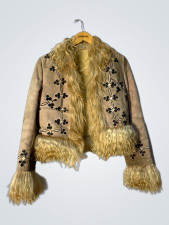 Veste en daim beige avec bord en fourrure et broderies florales