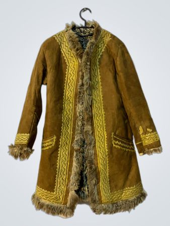 Brauner Wildledermantel mit Pelzbesatz und Stickerei