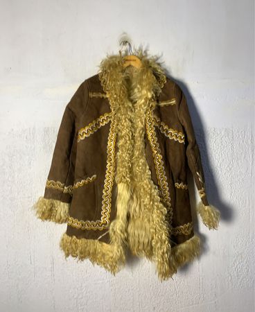 Manteau en daim marron avec doublure en shearling et bordure jaune
