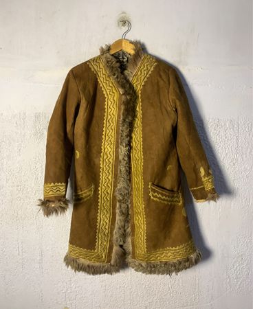 Brauner Wildledermantel mit gelber Stickerei und Fellbesatz