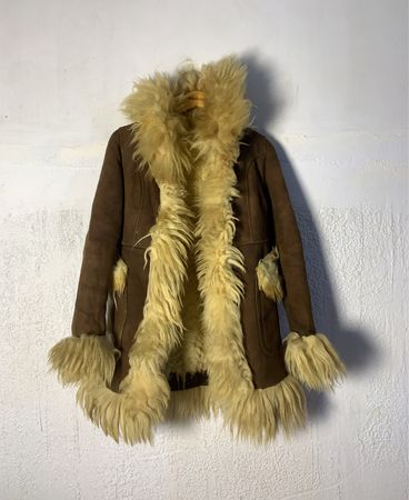 Manteau en mouton retourné brun avec finition en fourrure