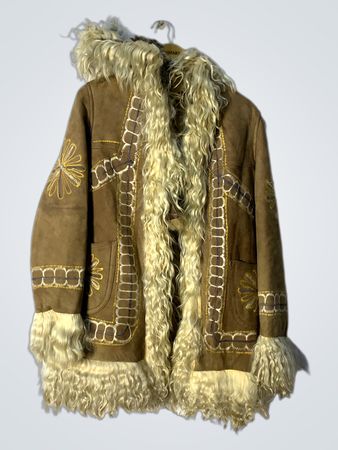 Manteau en cuir suédé brun avec bordure en fourrure et fleurs brodées