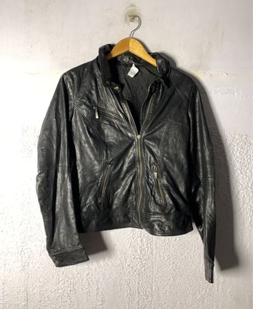 Schwarze Lederjacke