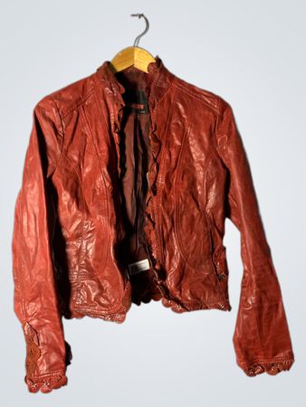 Rote Kunstlederjacke mit Rüschendetail