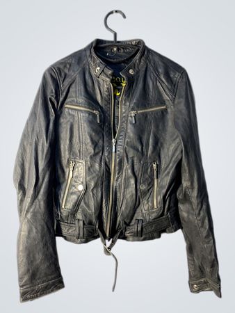 Schwarze Lederjacke mit "es ist ein schöner Tag" Druck