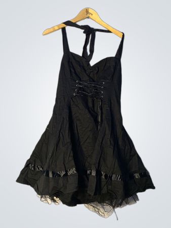 Schwarzes Halterkleid mit Korsett-Detail