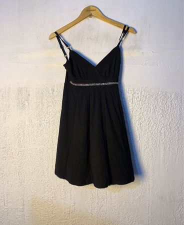 Schwarzes Kleid mit verzierten Taillenpartie