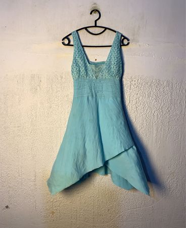 Blaues asymmetrisches Kleid mit Spitzenbesatz.