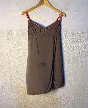 Camille Brown Slipkleid mit pinkem Rand