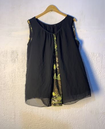 Schwarzes ärmelloses Oberteil mit floralem Druck