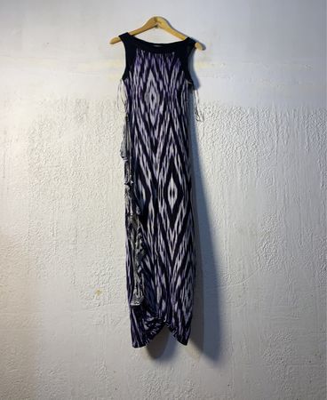Roman 12 Schwarzes Kleid mit lila und weißem Ikat-Druck
