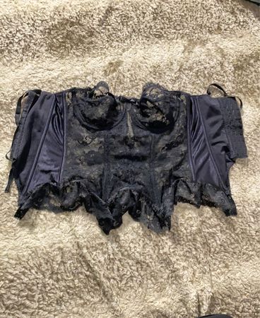 Schwarzes Spitzenkorsett mit Satin-Panels