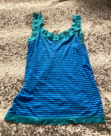 Blau gestreiftes Tanktop mit Spitzenbesatz