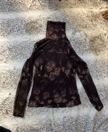 Braun mit floralem Muster Turtleneck-Oberteil
