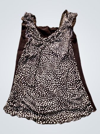 Braunes Tanktop mit weißen Punkteakzenten