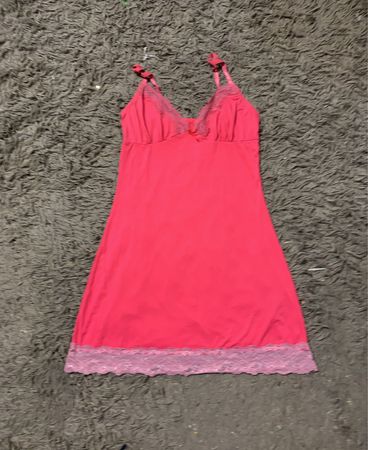 Rosa Slipkleid mit Spitzenrand