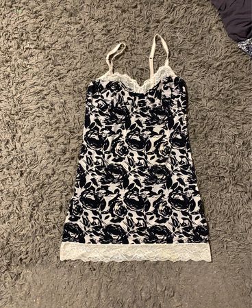 Schwarz-weißes Blumenmuster-Shiftkleid mit Spitzenbesatz