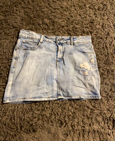 Hellblau gewaschener Denim-Minirock mit floralem Feiert