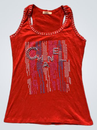 Rotes Tanktop mit Strassverzierungen und "CALLE"-Grafik