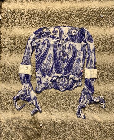 Blaue und weiße Paisleymuster-Bluse mit Spitzenmanschetten