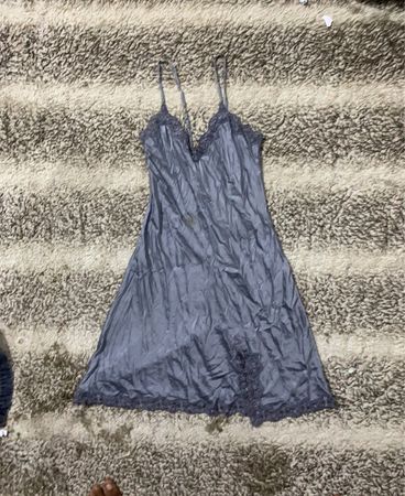 Satinslipkleid mit Spitzenbesatz