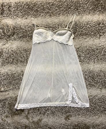 Weiße durchsichtige Lingerie-Chemise mit Spitzenbesatz