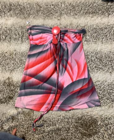 Trägerloses pinkes und graues abstraktes Druckkleid mit rotem Knopfakzent
