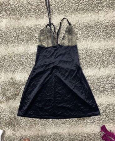 Schwarzes Kleid mit Spitzenbesatz