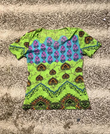 Grünes T-Shirt mit Blumenmuster