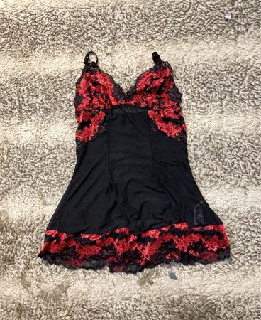 Schwarze und rote Spitzen-Chemise