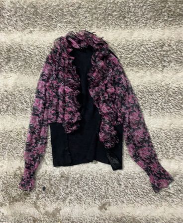 Schwarzes Top mit floralem Druck und durchsichtigen Ärmeln