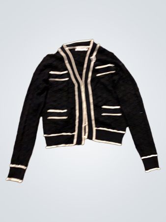 Schwarze Strickjacke mit weißen Akzenten