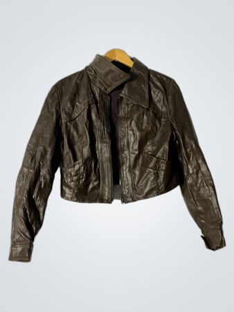 Braune Lederjacke mit Kurzschnitt