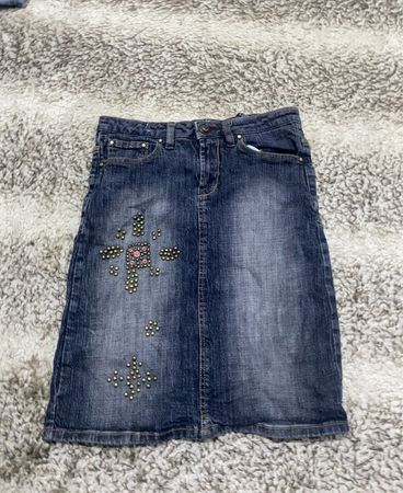 Denimrock mit Nietenverzierungen
