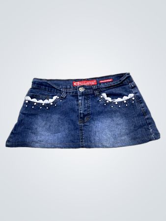 Exklusiv! Denim-Minirock mit weißer Spitze und Perlenverzierungen