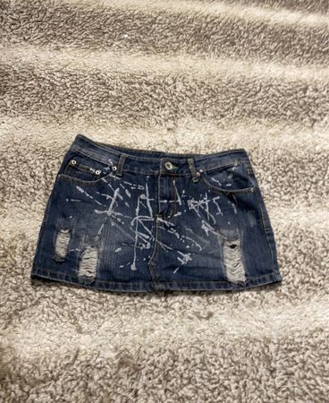 Abgenutzter Denim-Minirock mit Farbspritzern