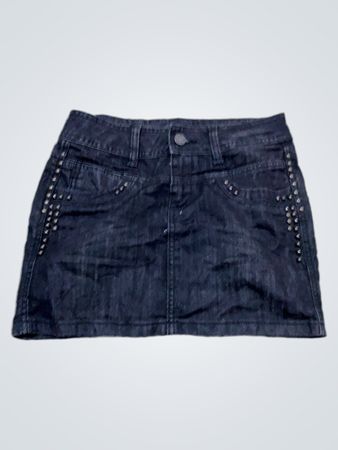 Nietenbesetzter Denim-Miniröck