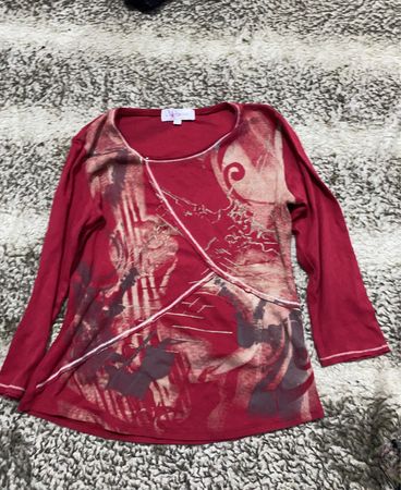 Rotes langärmliges Shirt mit abstraktem Druck