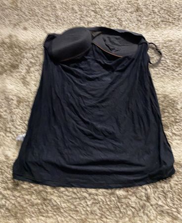 Schwarzes Top mit eingebautem BH