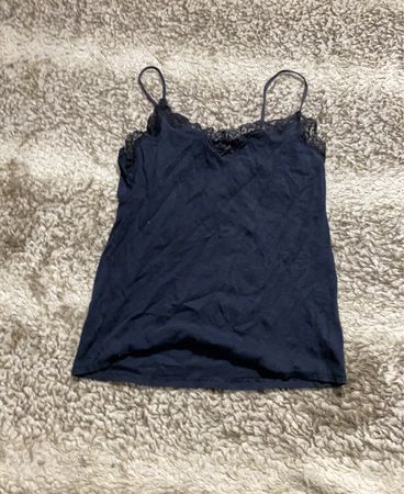 Marineblaues Spitzenbesatz-Cami