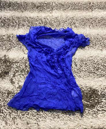 Blaues Rüschenshirt aus durchsichtigem Material