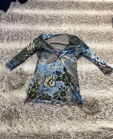 Blaues und schwarzes Blumendruck Kleid mit langen Ärmeln