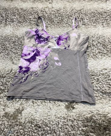 Graues Tanktop mit lila floralem Druck